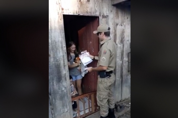 Militares deram brindes do Programa Educacional de Resistência às Drogas e à Violência – PROERD.