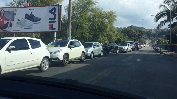 Fila para acesso ao posto da Barão do Rio Branco em Rio do Sul. 
