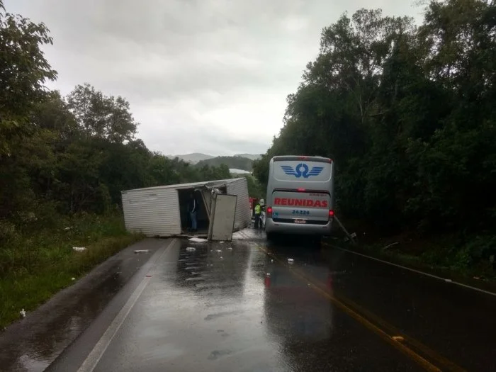 Acidente na BR-282 deixa um morto e 24 feridos