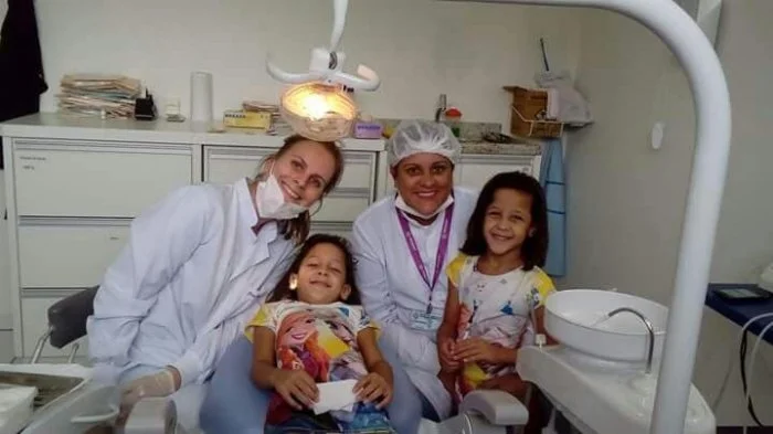 Equipe de odontologia leva personagens infantis para dentro do consultório