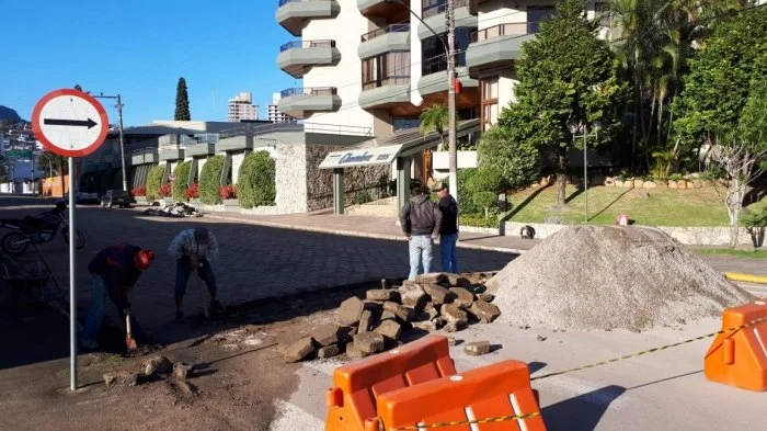 Trecho da rua Abraham Lincoln volta a ser fechado para obras