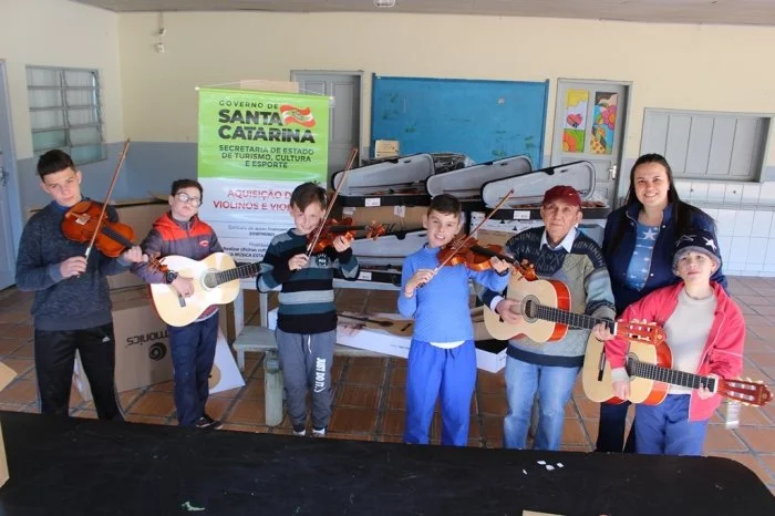 Projeto “A Música Está Na Cidade” recebe instrumentos em Salete