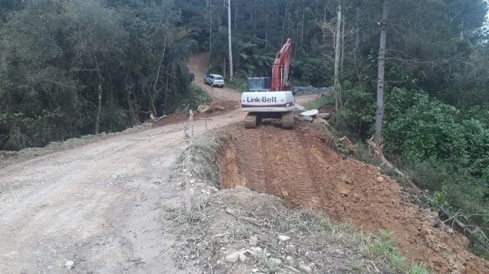 Secretaria de Obras de Taió realiza aterro na Tifa Eittz
