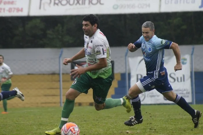 Três visitantes vencem nos jogos de ida das quartas de final da LRF