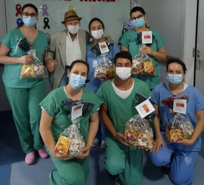 Paciente do HRAV presta homenagem durante sessão de quimioterapia
