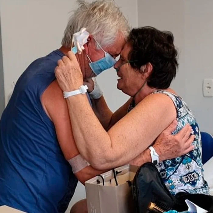 Casal de idosos se recupera da COVID e se reencontra após 15 dias