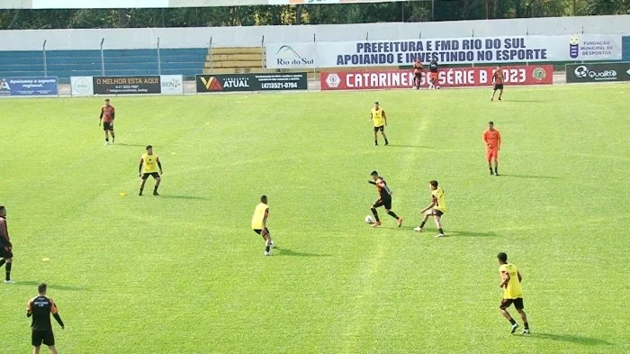 Santa Catarina empata com lanterna, mas segue na liderança