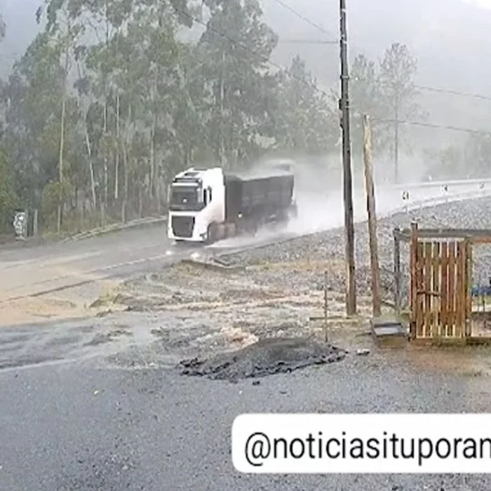 Semireboque roda na pista, bate em carro